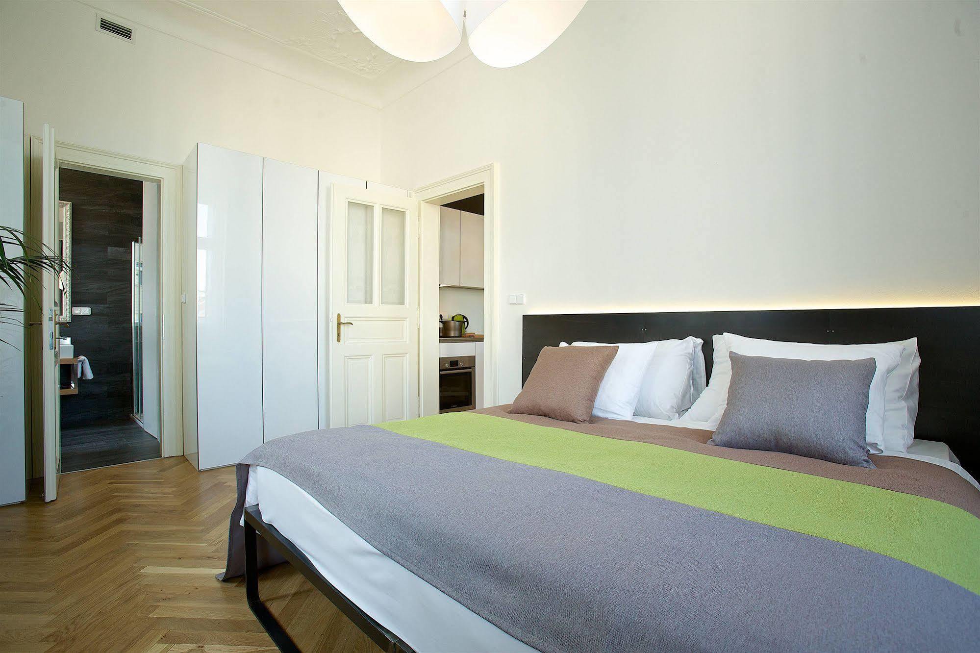 Mooo Downtown Aparthotel Прага Екстериор снимка