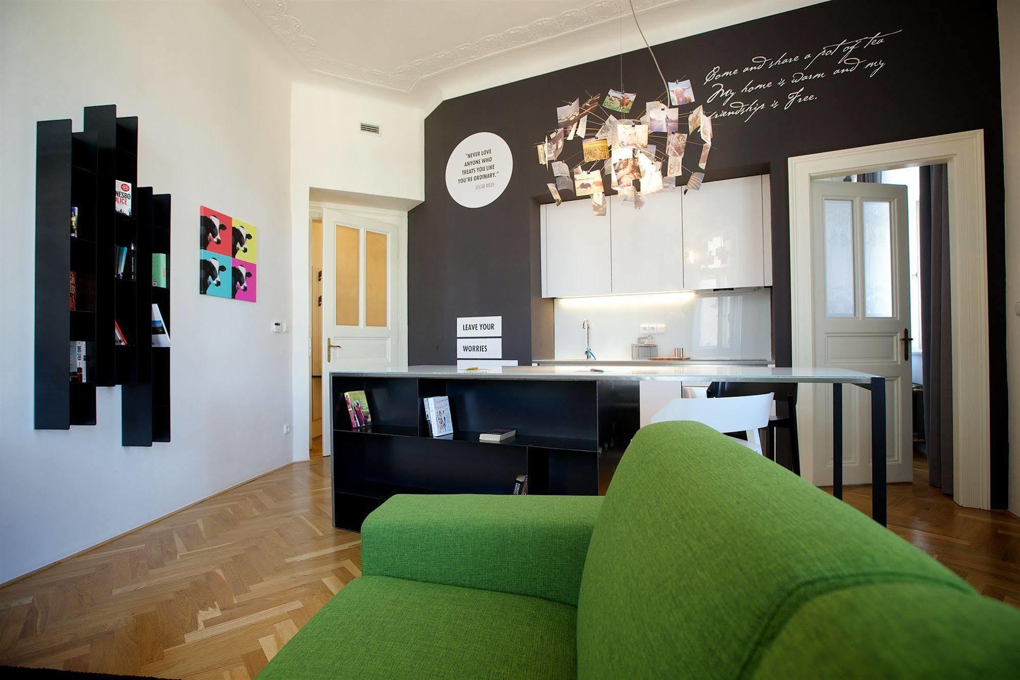 Mooo Downtown Aparthotel Прага Екстериор снимка