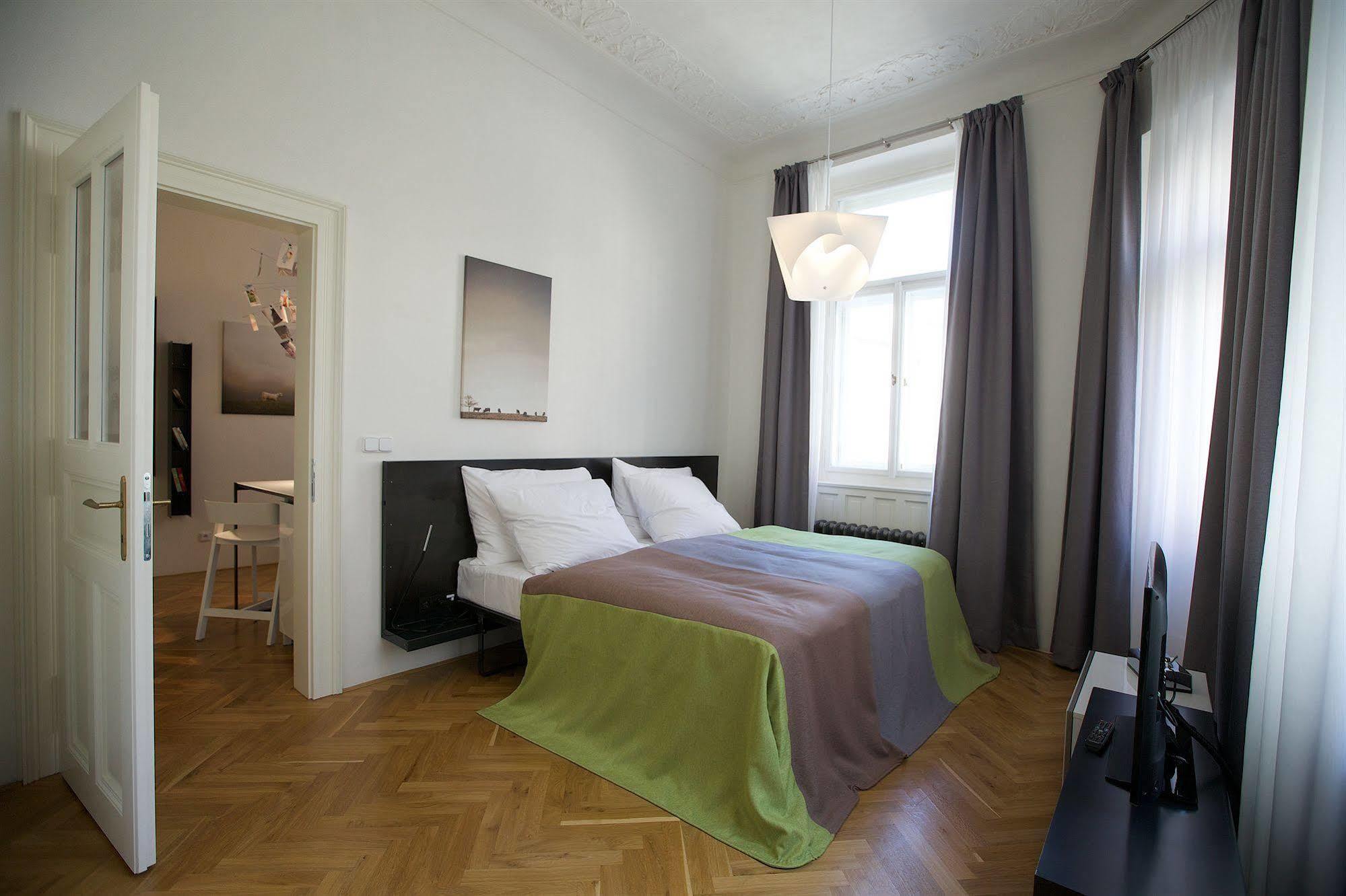 Mooo Downtown Aparthotel Прага Екстериор снимка