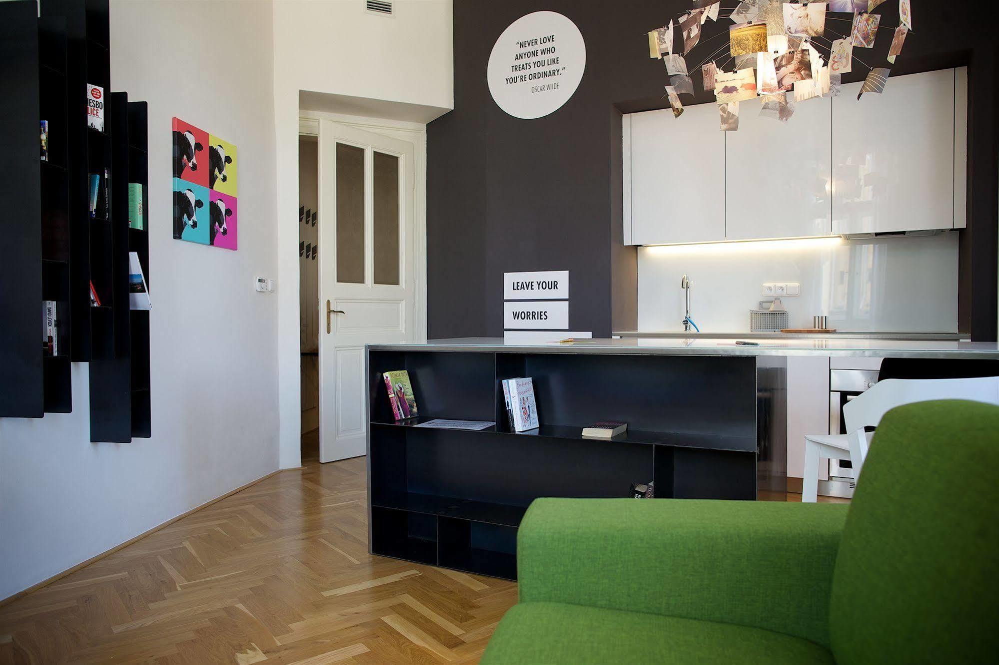 Mooo Downtown Aparthotel Прага Екстериор снимка